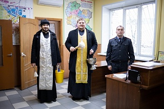 Священнослужители Казанского собора окропили Крещенской водой здания и автопарк ГАИ и РОВД