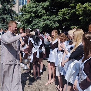 Священник посетил торжественную линейку по случаю окончания учебного года в Калинковичской гимназии