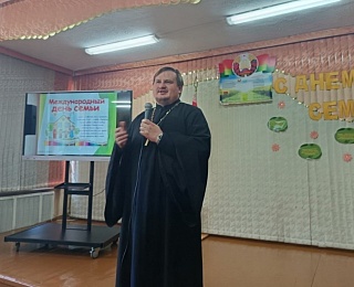 Благочинный Калинковичского округа принял участие в праздничном концерте, посвящённом Дню семьи в средней школе №6