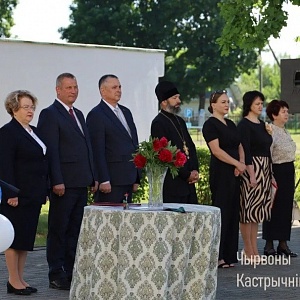 В г. п. Октябрьский священнослужитель принял участие в торжественной линейке, посвященной окончанию учебного года