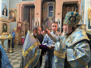 В канун праздника Покрова Пресвятой Богородицы правящий архиерей совершил Всенощное бдение в Покровском храме в г. п. Октябрьский